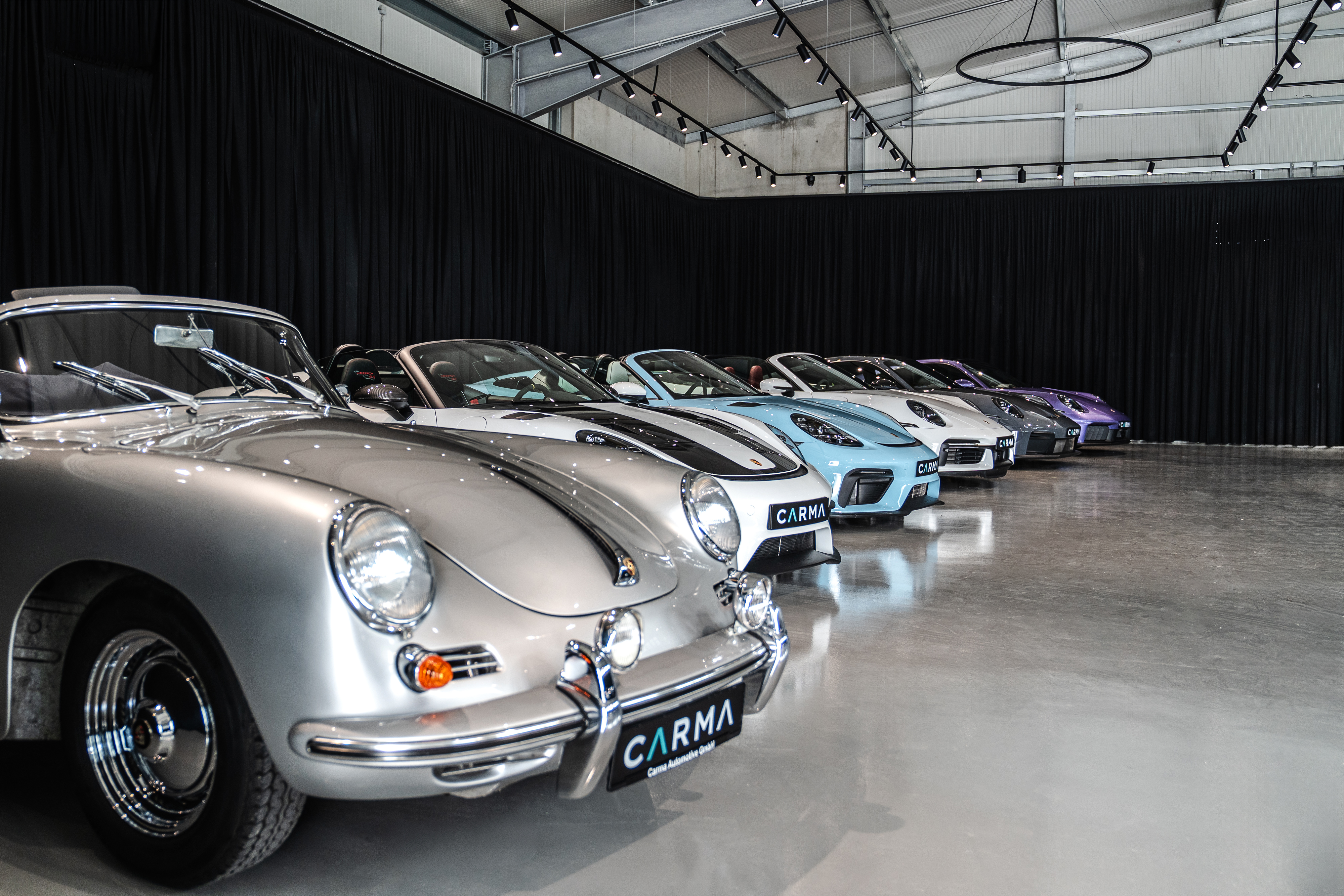 Klassischer Porsche 356 und moderne Sportwagen im Carma Automotive Showroom