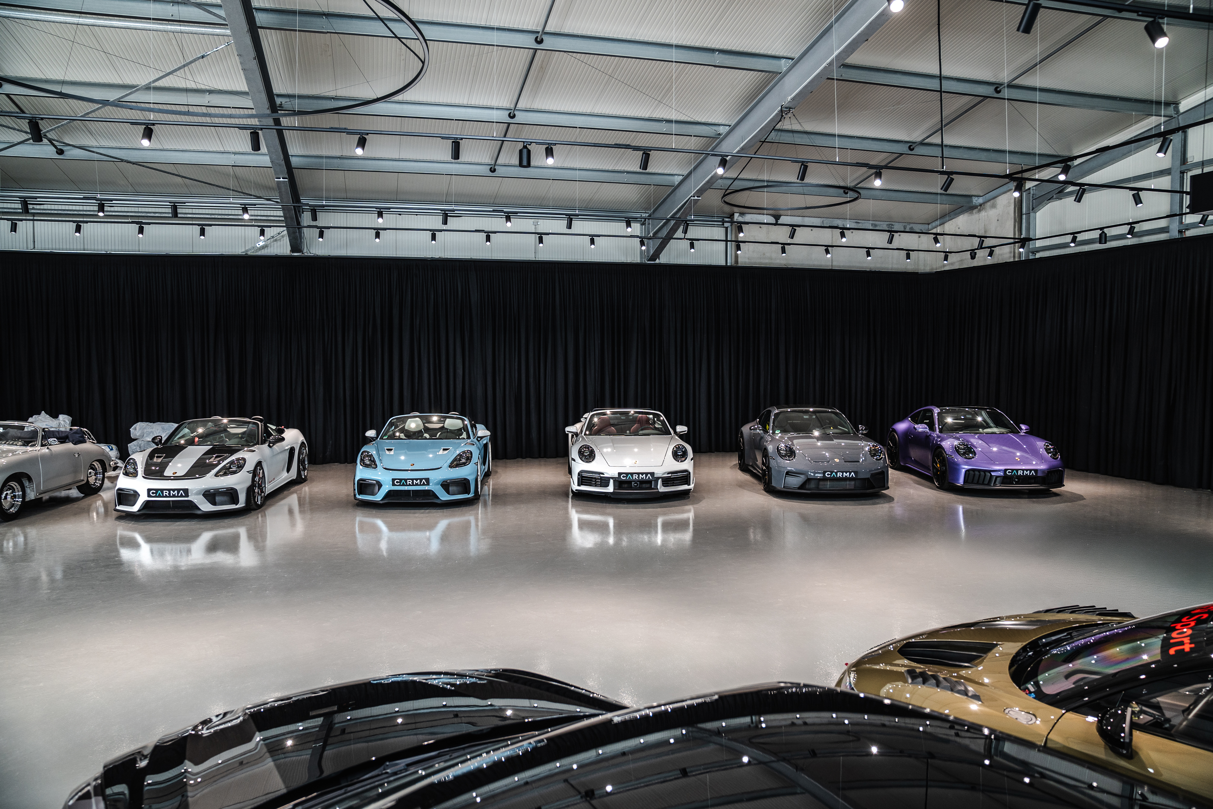 Carma Automotive Premium Showroom mit Sportwagen in Bobingen bei Augsburg