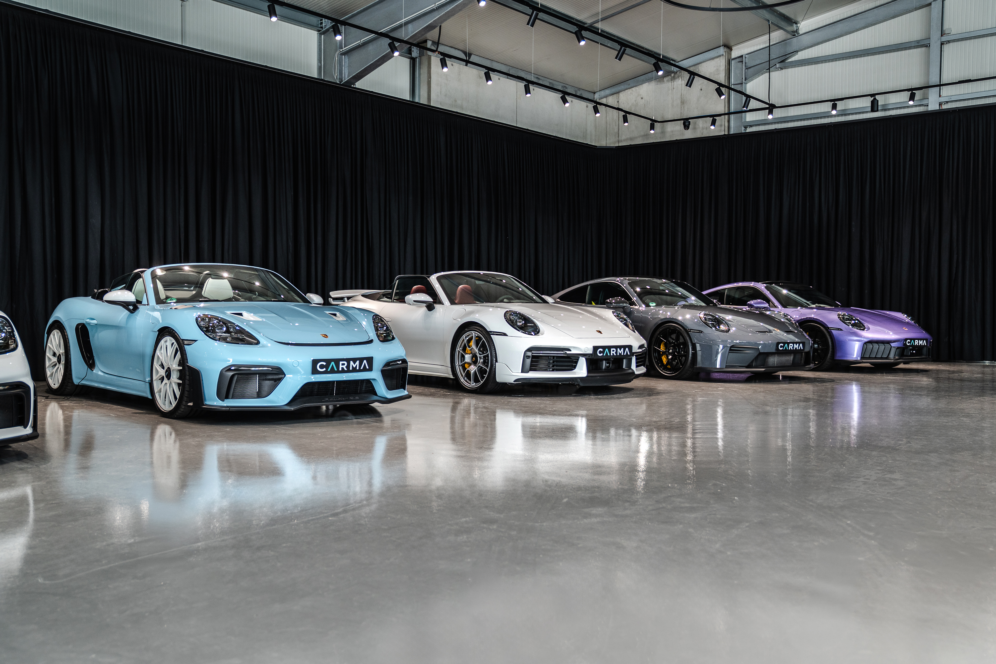Aufgereihte Premiumfahrzeuge verschiedener Marken im Carma Automotive Showroom Bobingen