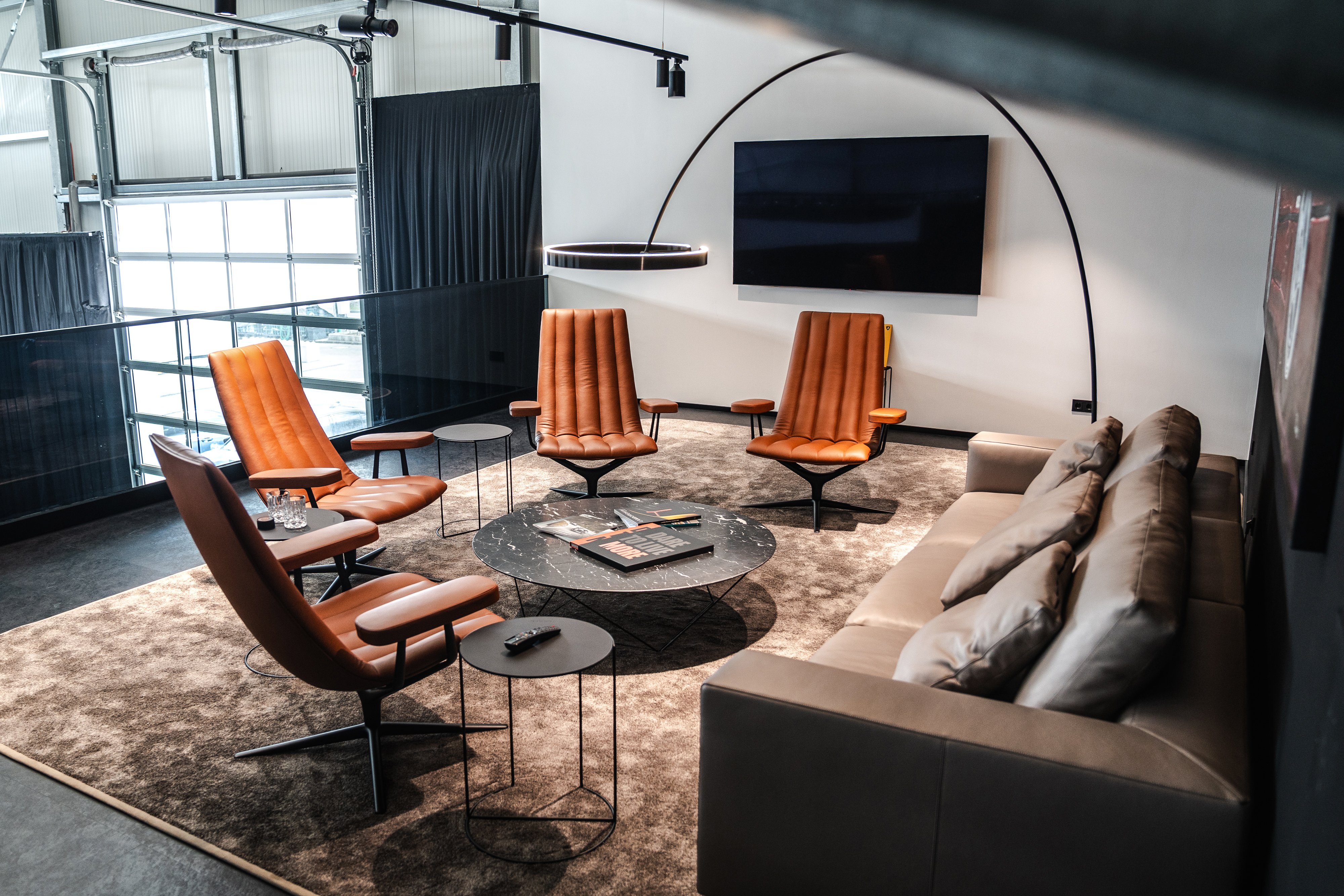 Carma Automotive Lounge von oben - exklusives Ambiente für persönliche Kundenberatung