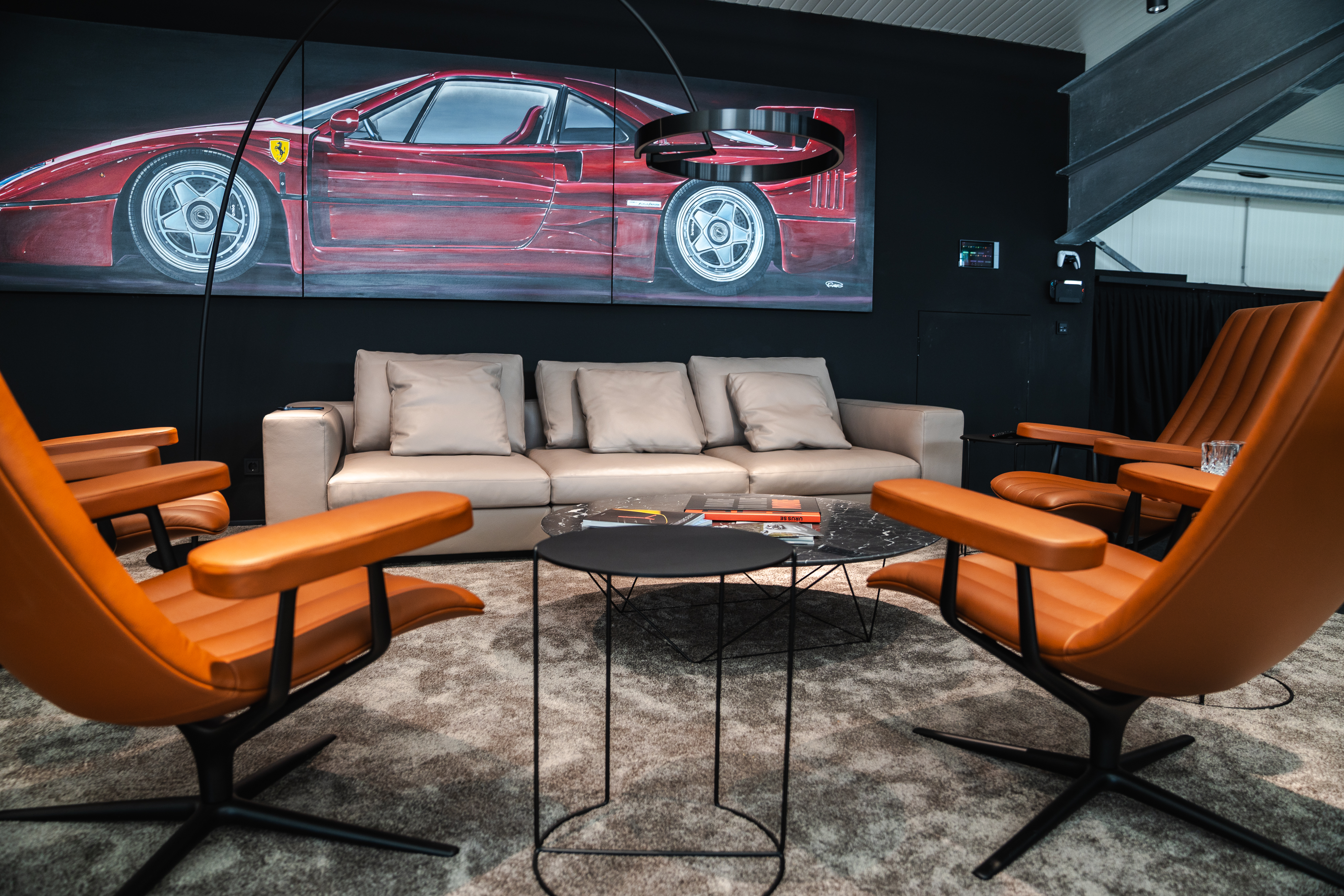 Elegante Kunden-Lounge im Carma Automotive Showroom mit Premium-Ambiente