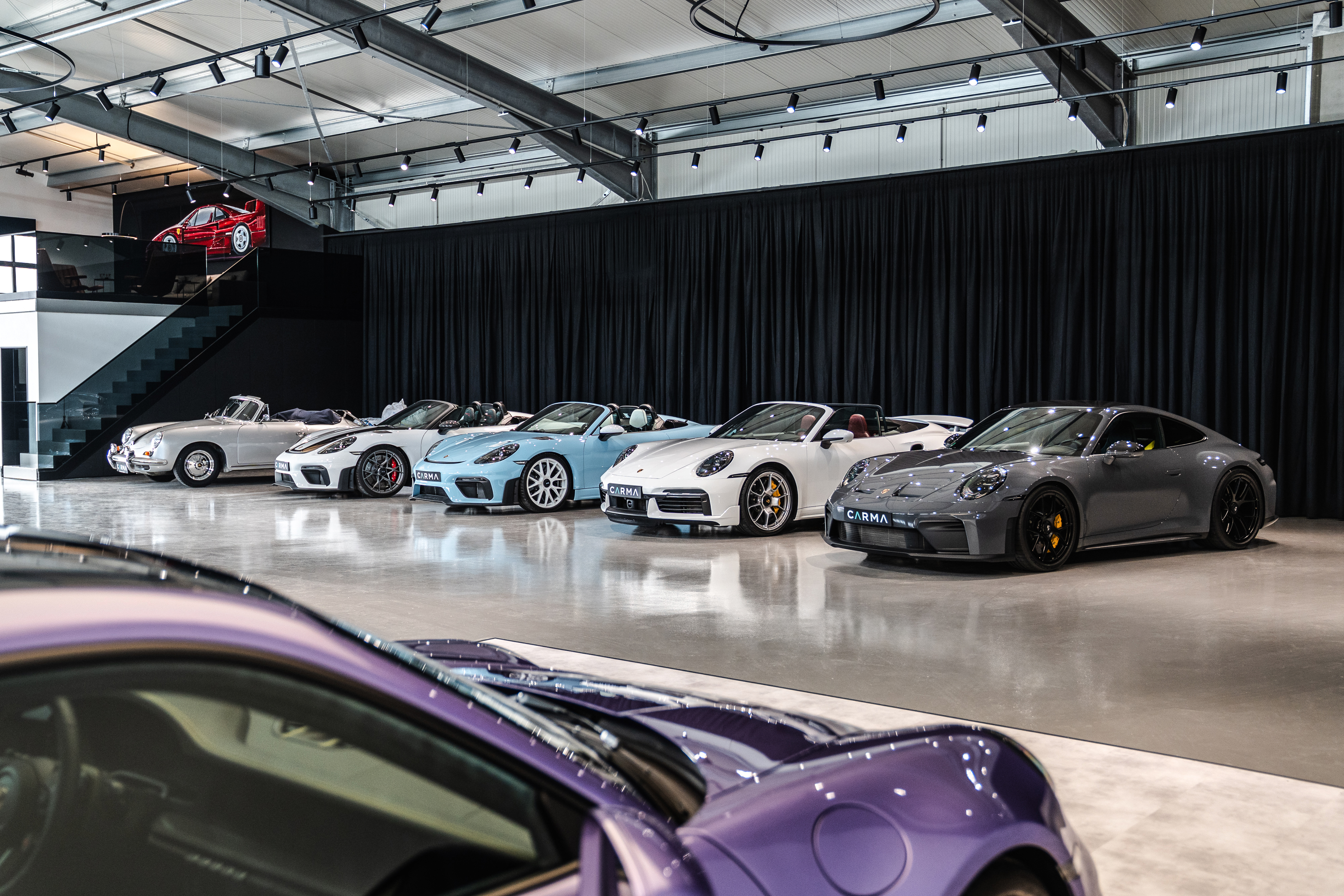 Reihe exklusiver Porsche Fahrzeuge im Carma Automotive Showroom