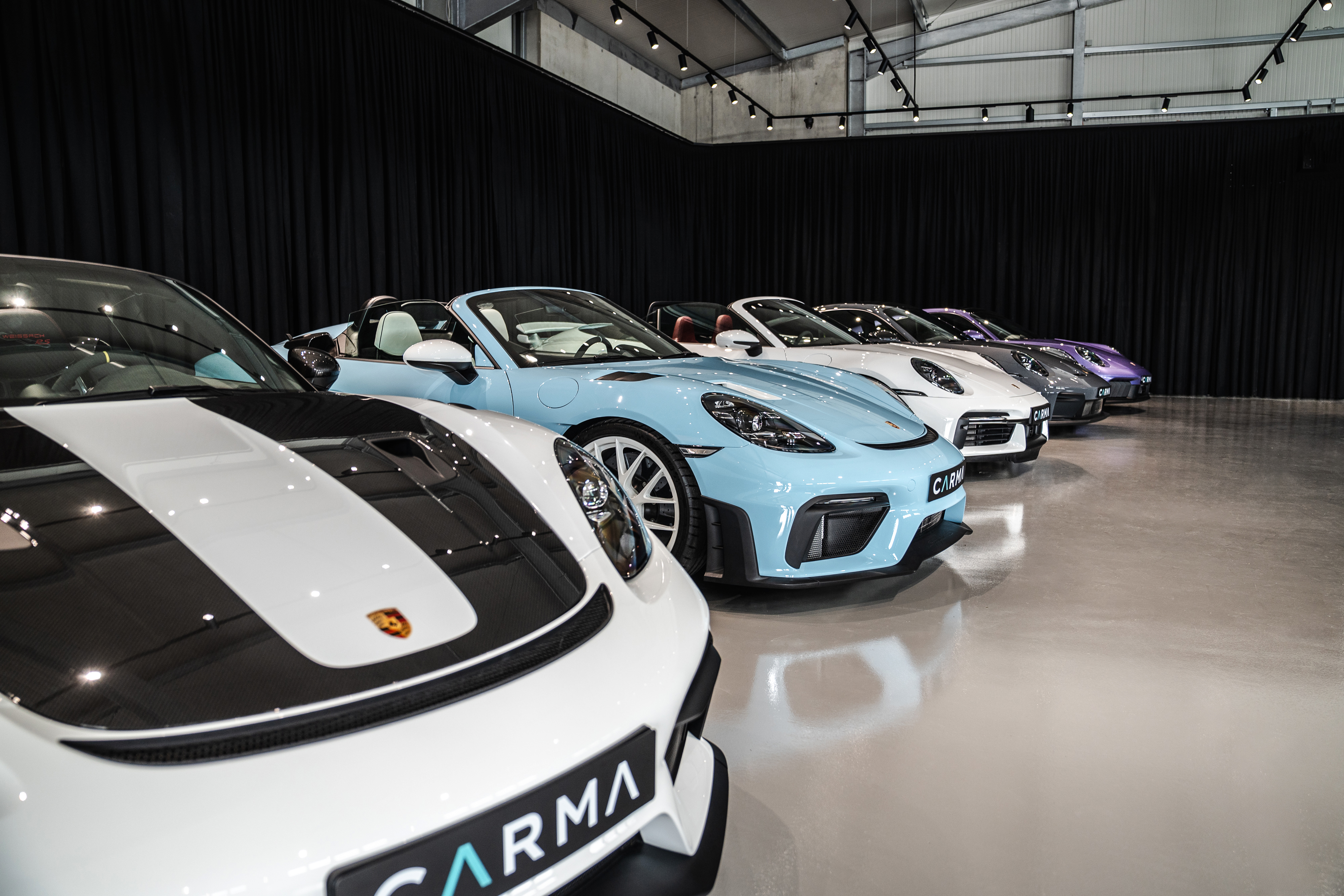 Porsche Sportwagen Seitenansicht im Carma Automotive Showroom Bobingen