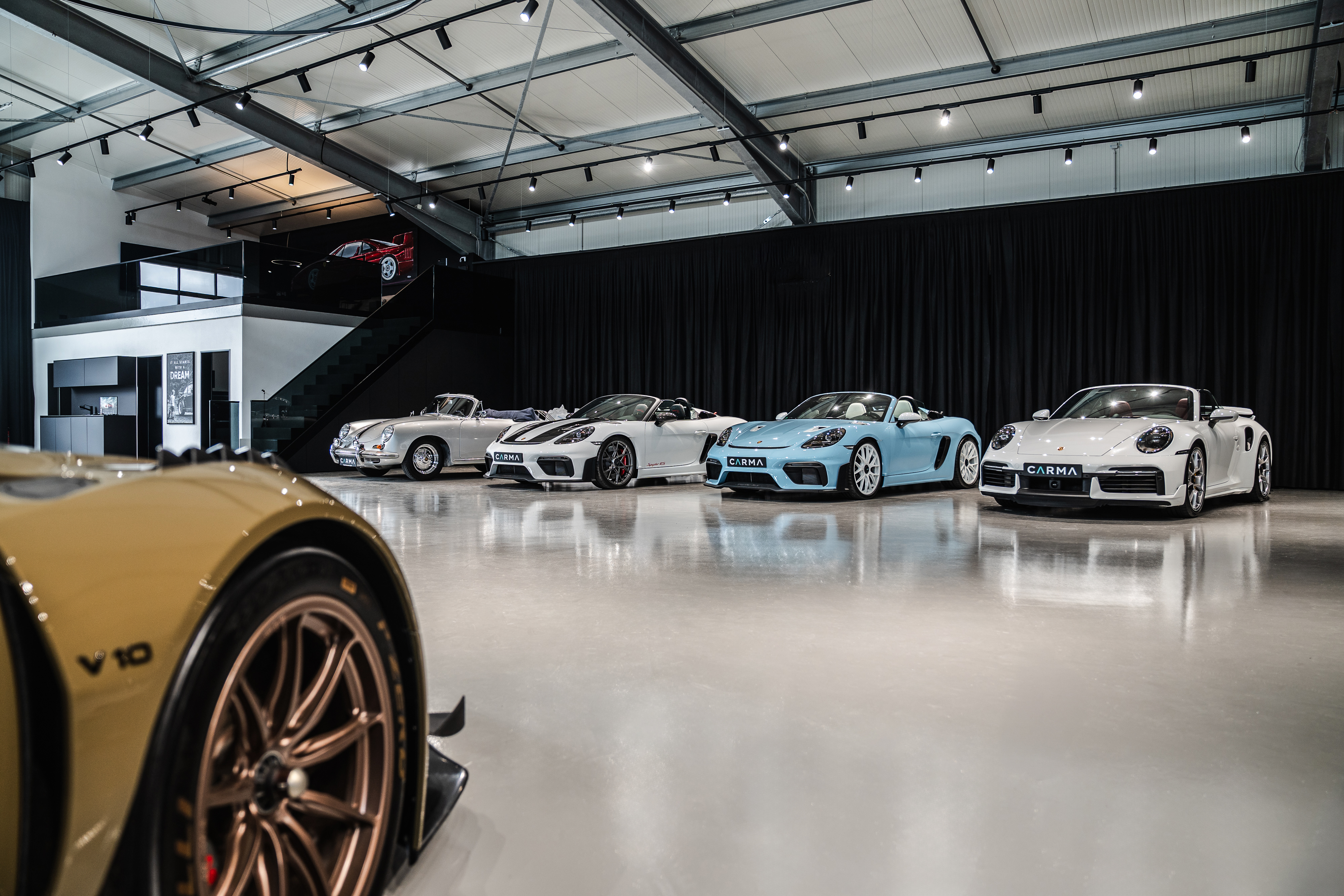 Panoramablick auf den Carma Automotive Showroom mit hochwertigen Premiumfahrzeugen